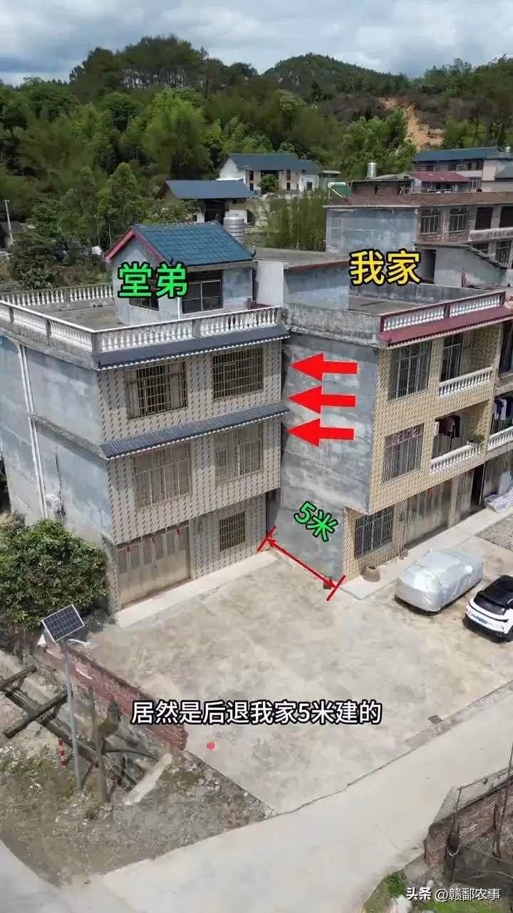 堂弟建房後退5米！鄰居議論紛紛，風水師曝「背後真相」，村民：這招太狠了