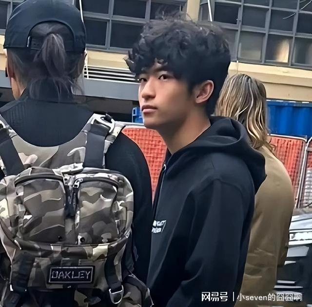 謝霆鋒17歲兒子近照曝光，沒能繼承父親的帥氣，顏值不高長得普通