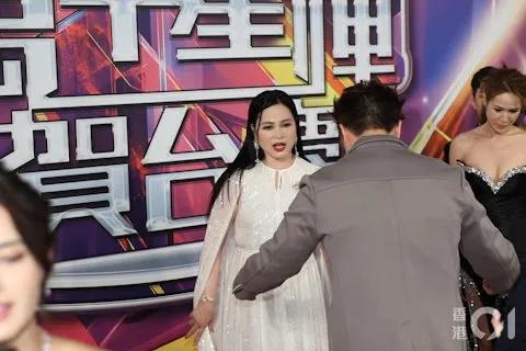 TVB台慶 l 《愛回家》女星紅地毯意外跌倒，蕭正楠cos向佐上熱搜