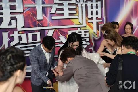 TVB台慶 l 《愛回家》女星紅地毯意外跌倒，蕭正楠cos向佐上熱搜