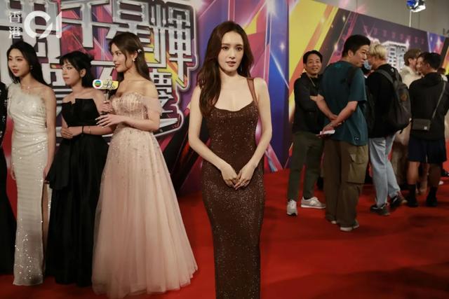 TVB台慶 l 《愛回家》女星紅地毯意外跌倒，蕭正楠cos向佐上熱搜