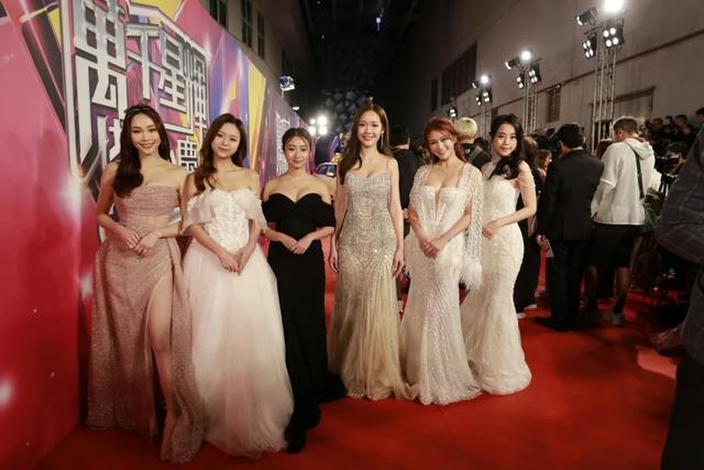 TVB台慶 l 《愛回家》女星紅地毯意外跌倒，蕭正楠cos向佐上熱搜