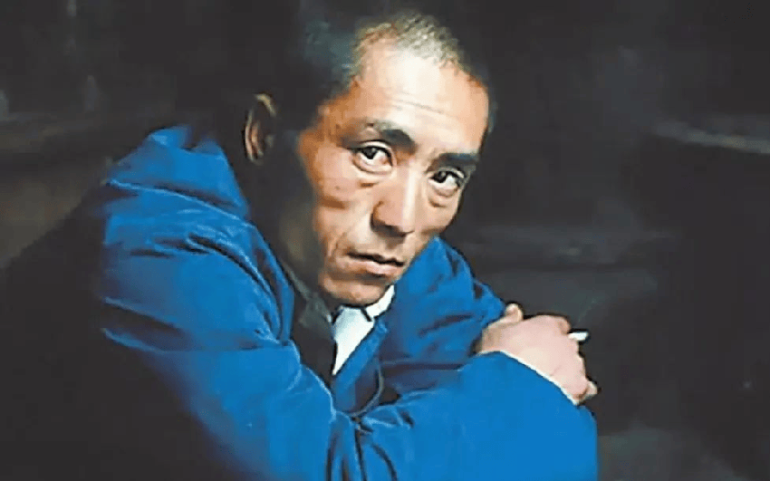 身價40億的張藝謀，讓九旬老母獨居，兩個殘疾弟弟一個種地，一個修車，他為何不幫？