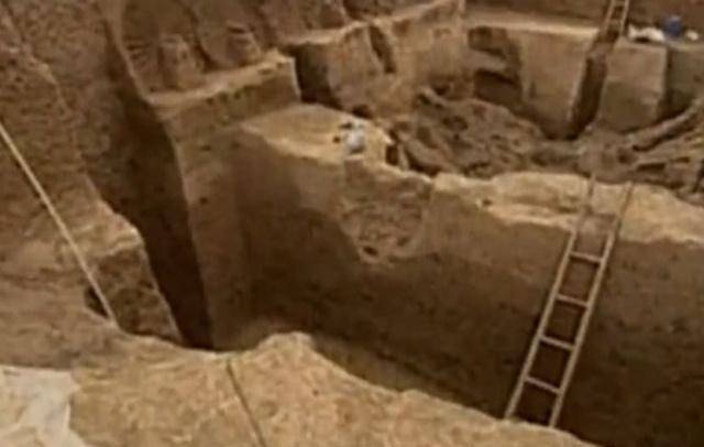 專家打開千年古墓，發現八十多具盜墓賊屍體，網友：防盜手段高