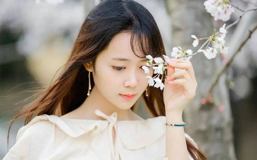 女人要是放不下你,那她會有這四種明顯的表現,是裝不出來的