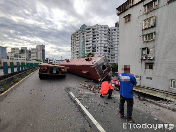 快訊／聯結車撞破忠孝橋！35噸鋼材「砸爛橋下2台車」...駕駛曝「釀禍原因」秒被逮捕