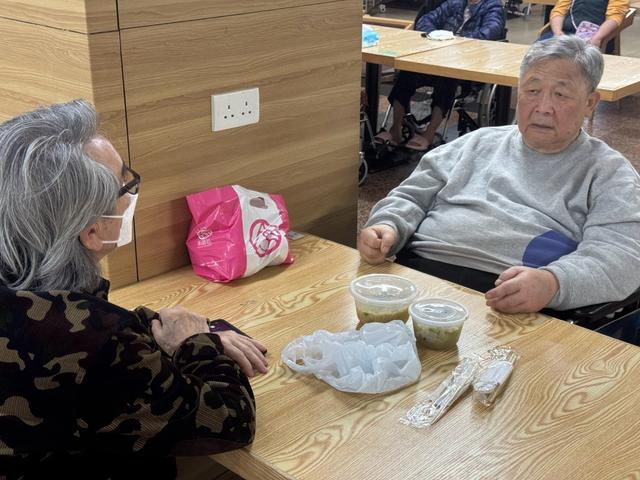 80歲TVB綠葉獲陶大宇探望!臉頰一個月內急劇消瘦,愁容令人心酸