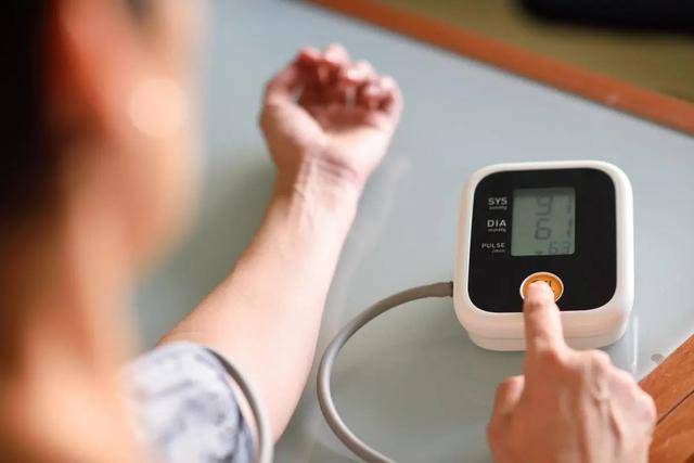 新的血壓標準公布，不再是120/80 ，老年人不妨對照看一下