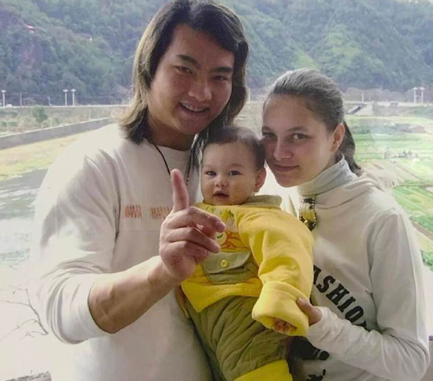 洋媳奇娜下葬僅3天,令人擔憂的事情發生了,岳父岳母安排被質疑