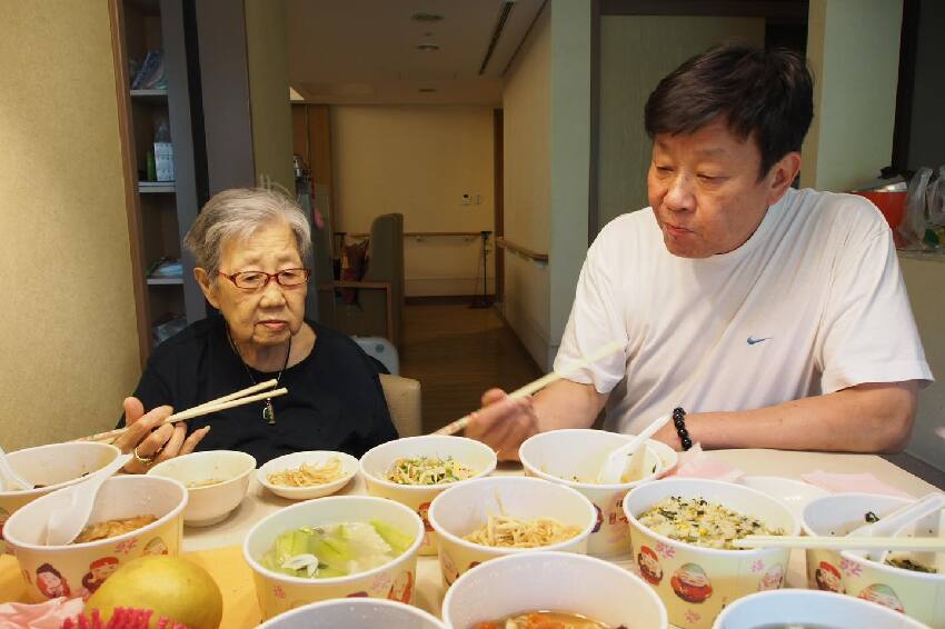 最棒的孝親！寇世勳「媽媽住桃園養生村」天天陪吃早餐　「做不到百依百順」自認對得起良心