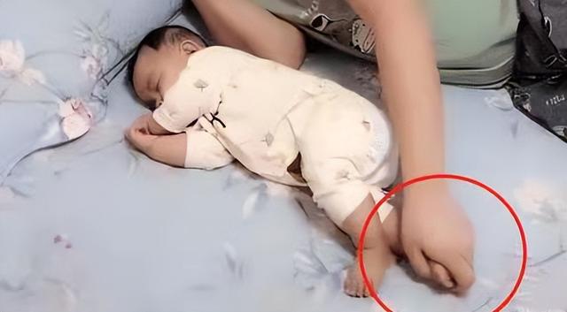 史上「最操心」爸爸，一覺醒來看寶寶有沒有呼吸，網友：活著呢！