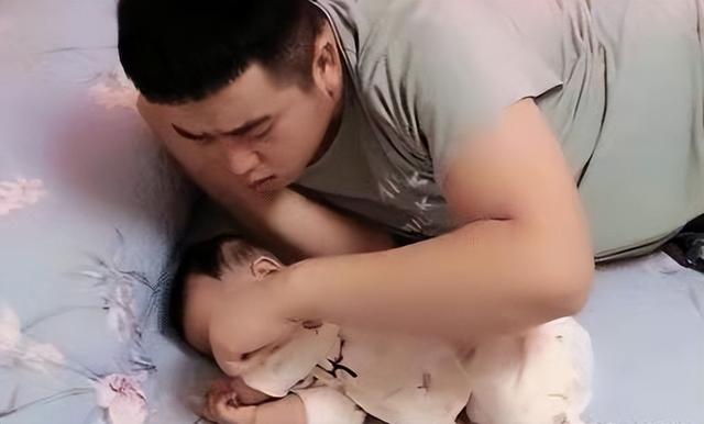 史上「最操心」爸爸,一覺醒來看寶寶有沒有呼吸,網友:活著呢!