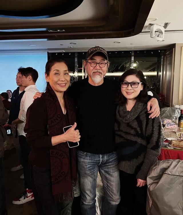 香港武打男星太太罕見曝光，氣質被指似李司棋，結婚多年仍像熱戀
