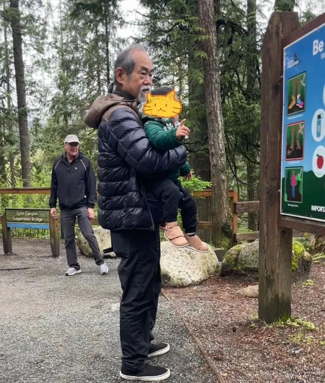 香港武打男星太太罕見曝光，氣質被指似李司棋，結婚多年仍像熱戀