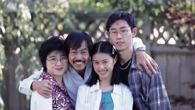 香港武打男星太太罕見曝光，氣質被指似李司棋，結婚多年仍像熱戀