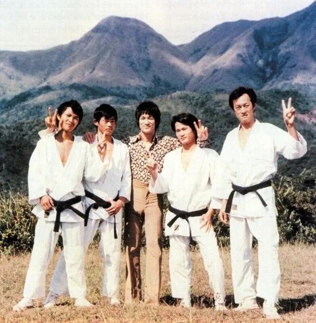 香港武打男星太太罕見曝光，氣質被指似李司棋，結婚多年仍像熱戀