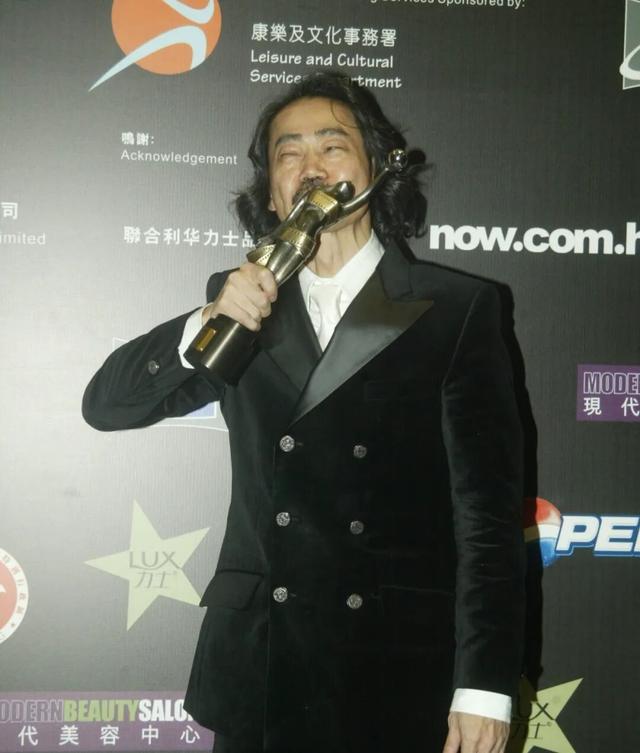 香港武打男星太太罕見曝光，氣質被指似李司棋，結婚多年仍像熱戀