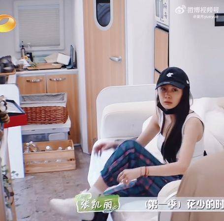 楊冪彎腰穿鞋畫面瘋傳 網友驚呼太犯規 第 2 張
