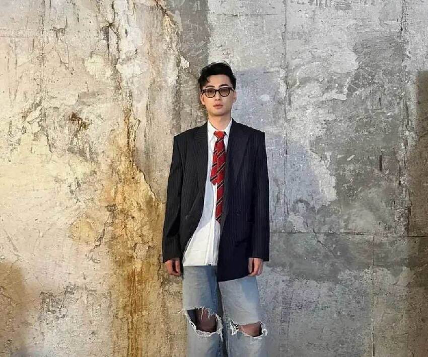一路走好！又一位香港著名男星在酒店燒炭……