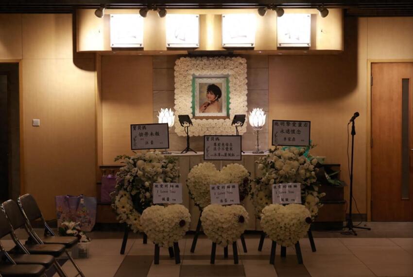 施明設靈長子拒讓弟媳入靈堂，李家鼎李泳豪聯名花牌，被丟在樓道