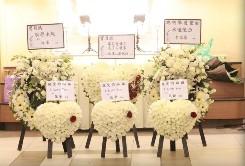 施明設靈長子拒讓弟媳入靈堂，李家鼎李泳豪聯名花牌，被丟在樓道