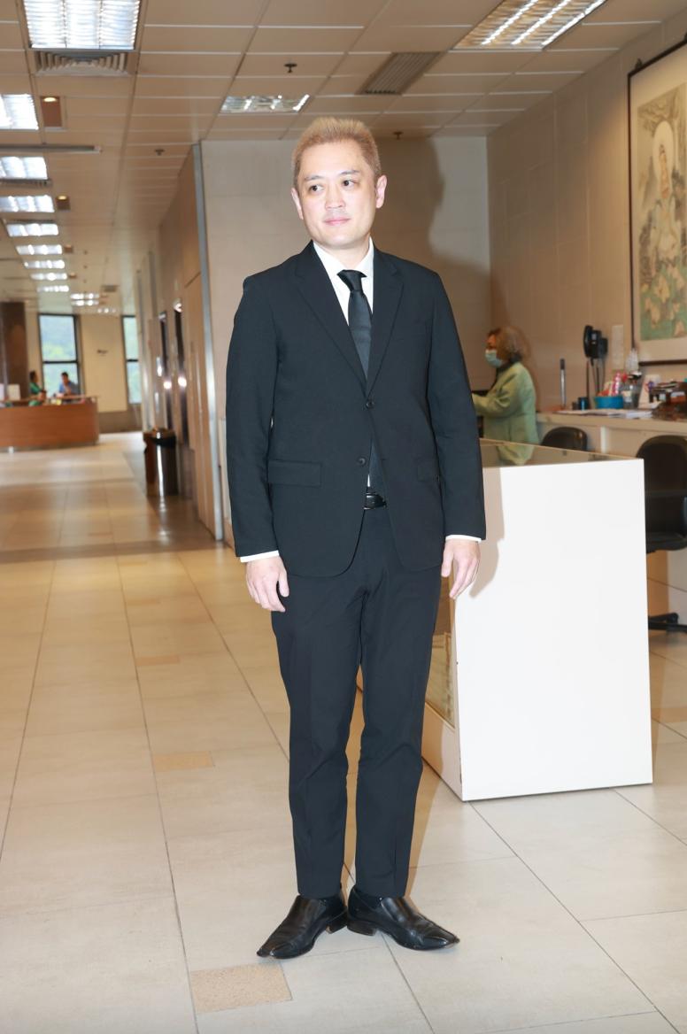 施明設靈長子拒讓弟媳入靈堂，李家鼎李泳豪聯名花牌，被丟在樓道