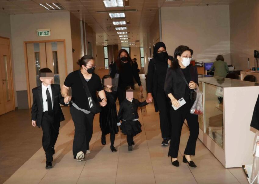 施明設靈長子拒讓弟媳入靈堂，李家鼎李泳豪聯名花牌，被丟在樓道