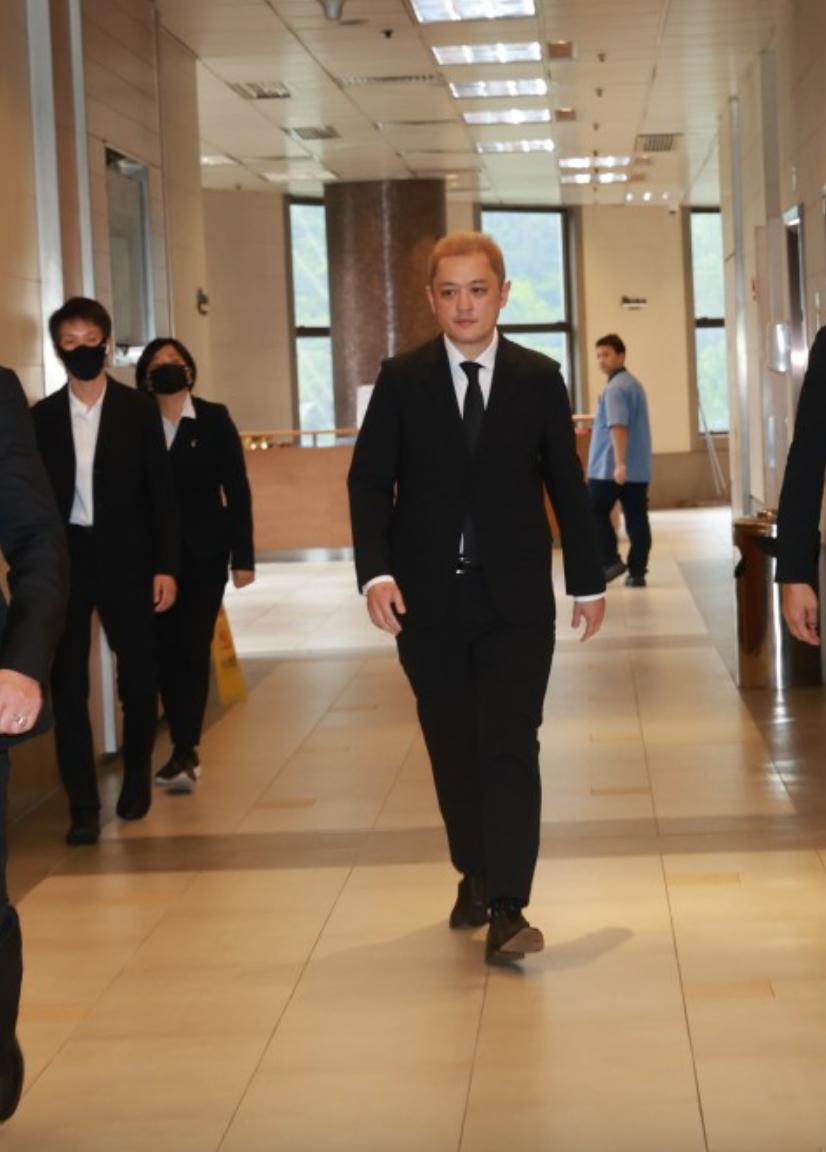 施明設靈長子拒讓弟媳入靈堂，李家鼎李泳豪聯名花牌，被丟在樓道