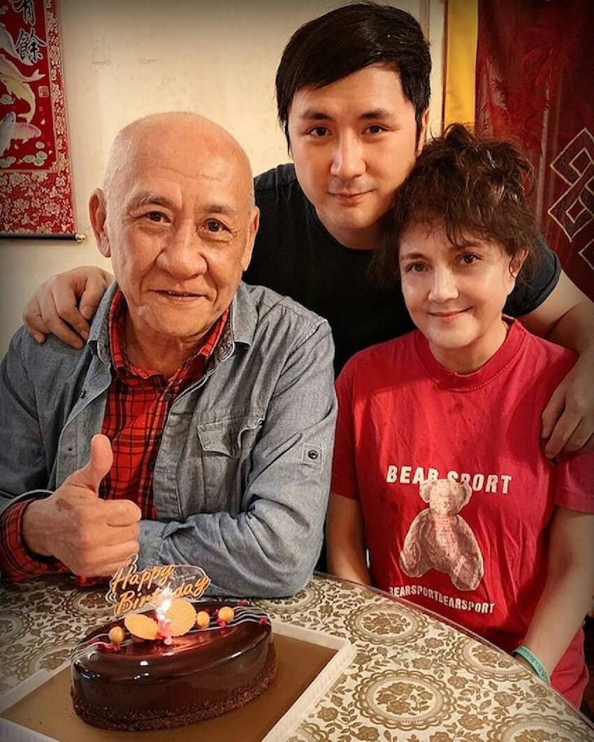 施明設靈長子拒讓弟媳入靈堂，李家鼎李泳豪聯名花牌，被丟在樓道