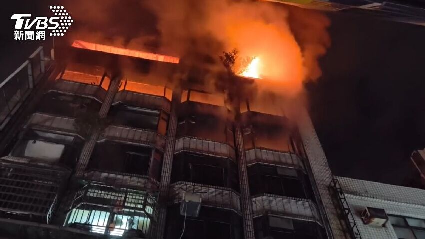桃園民宅深夜火災「5樓燒到8樓」90坪屋陷火海　駭人烈焰曝