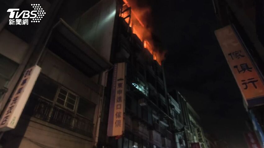 桃園民宅深夜火災「5樓燒到8樓」90坪屋陷火海　駭人烈焰曝