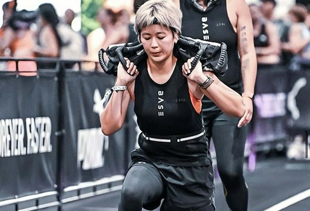 香港知名女星退圈移民紐西蘭,全身肌肉甜美不再,網友直呼不敢認