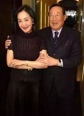 嫁入豪門連生4胎！ 78歲女星「容忍丈夫找小三」，苦熬43年獨攬70億笑到最後...