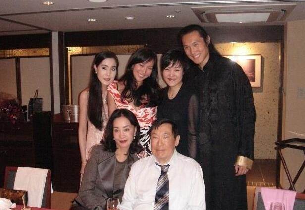 嫁入豪門連生4胎！ 78歲女星「容忍丈夫找小三」，苦熬43年獨攬70億笑到最後...