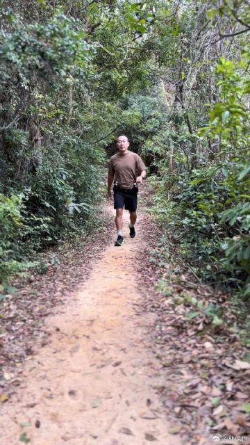 TVB前小生近況曝光！身形挺拔近60歲保養得宜，一度升級做監製