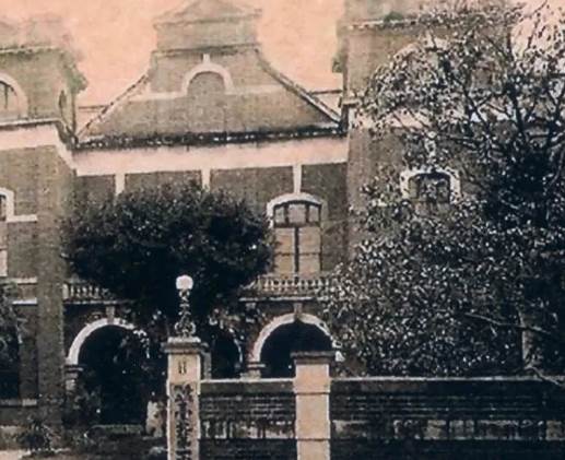 老乞丐在學校門口十年，女教師每天給他送飯，教師被辭退那天，他突然出現：跟我來