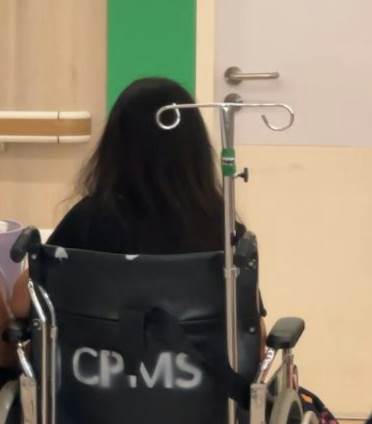 老乞丐在學校門口十年，女教師每天給他送飯，教師被辭退那天，他突然出現：跟我來