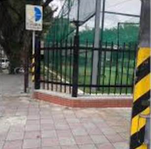 老乞丐在學校門口十年，女教師每天給他送飯，教師被辭退那天，他突然出現：跟我來