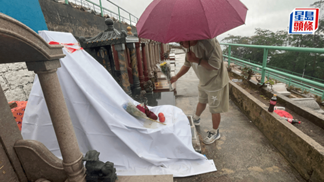 黃家駒墓地現場最新情況！深圳歌迷冒雨獻花致敬，深感痛心與氣憤