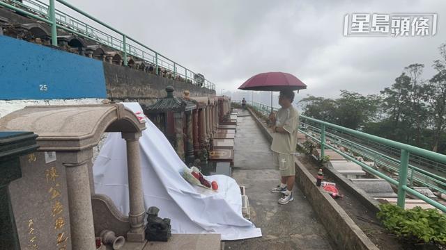 黃家駒墓地現場最新情況！深圳歌迷冒雨獻花致敬，深感痛心與氣憤