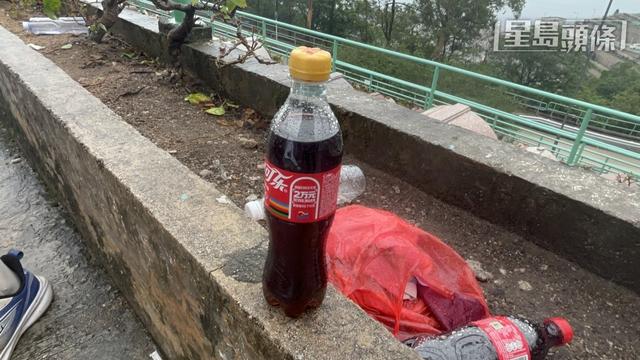 黃家駒墓地現場最新情況！深圳歌迷冒雨獻花致敬，深感痛心與氣憤