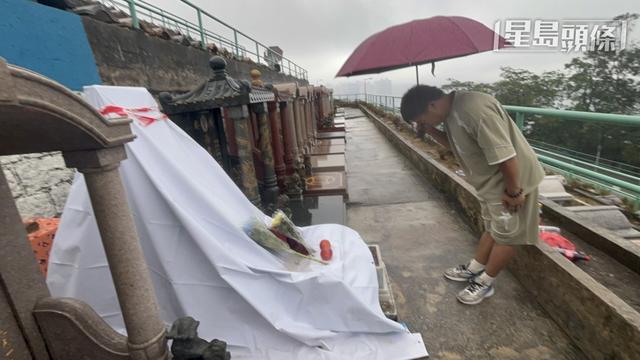 黃家駒墓地現場最新情況！深圳歌迷冒雨獻花致敬，深感痛心與氣憤