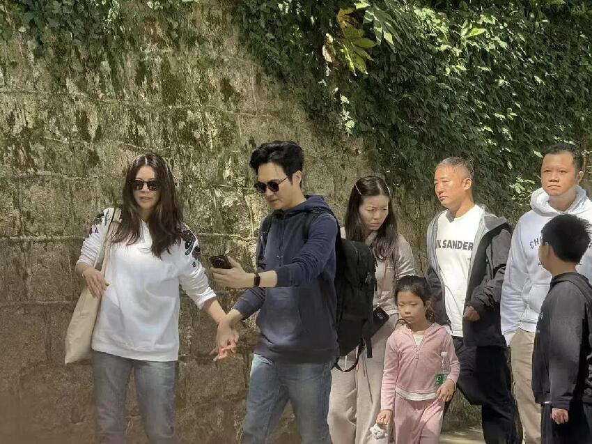 53歲袁詠儀去普陀山，和張智霖一日游，兩人手牽手，喝同一杯奶茶