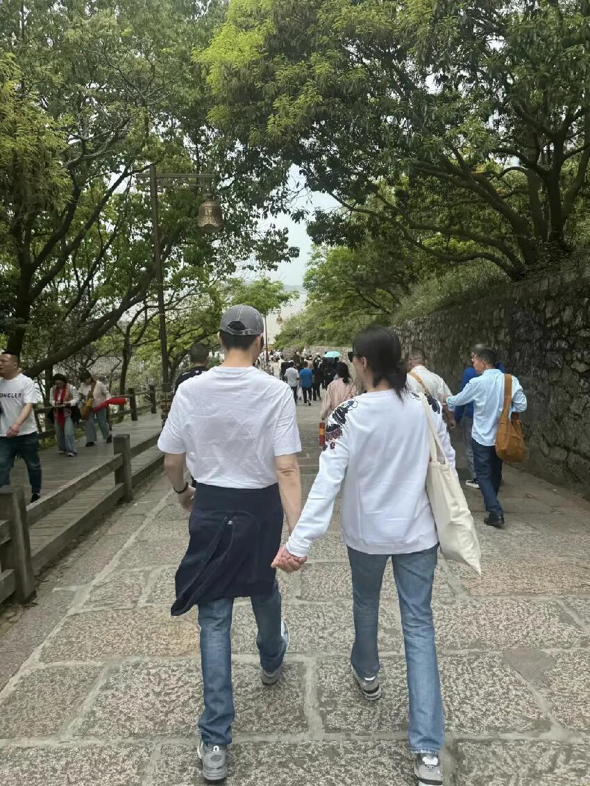 53歲袁詠儀去普陀山，和張智霖一日游，兩人手牽手，喝同一杯奶茶