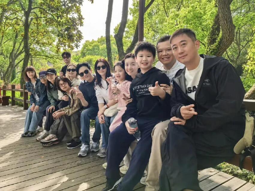 53歲袁詠儀去普陀山，和張智霖一日游，兩人手牽手，喝同一杯奶茶