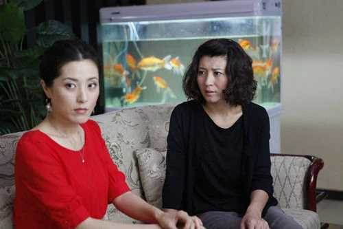 親家來我家作客問：「你的退休金多少？」 我正要回36000「媳婦搶先說12000」我氣炸了：會讓人看不起我！ 結果隔天親家公態度變了…