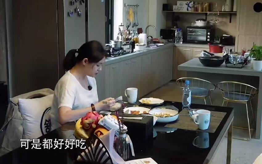 7年前的大S,吃著汪小菲做的飯,直接撲進他懷裡,沒離婚就是甜