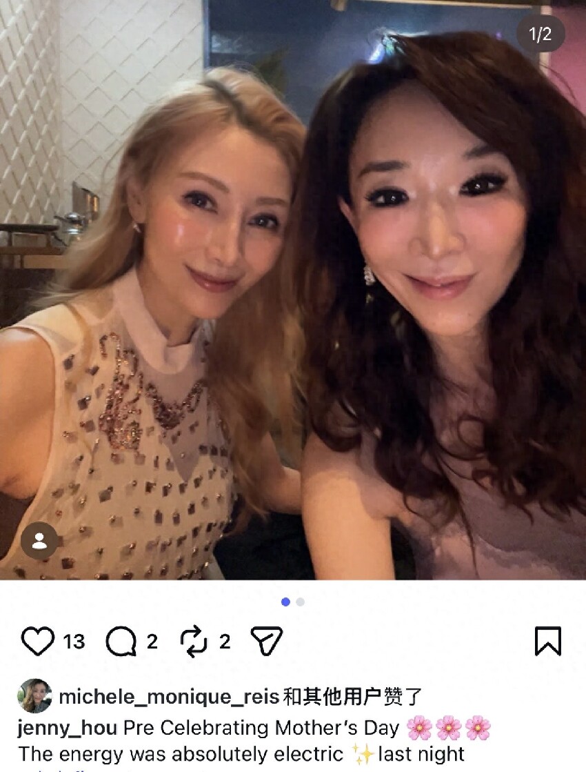 55歲李嘉欣提前慶祝母親節，穿無袖薄紗身材纖瘦，15歲兒子沒現身