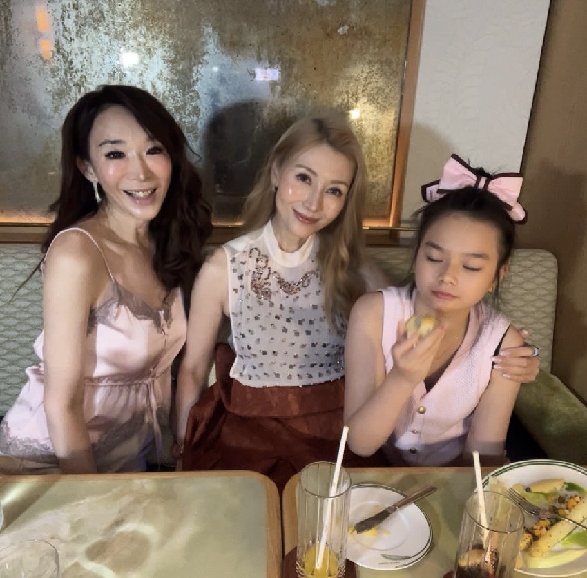 55歲李嘉欣提前慶祝母親節，穿無袖薄紗身材纖瘦，15歲兒子沒現身