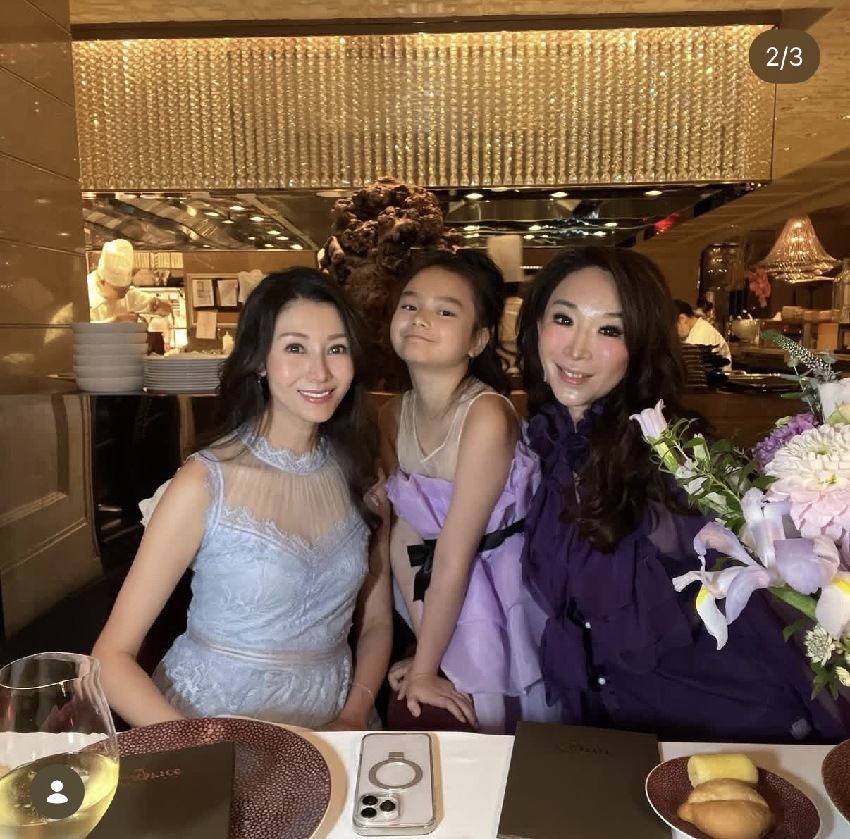 55歲李嘉欣提前慶祝母親節，穿無袖薄紗身材纖瘦，15歲兒子沒現身